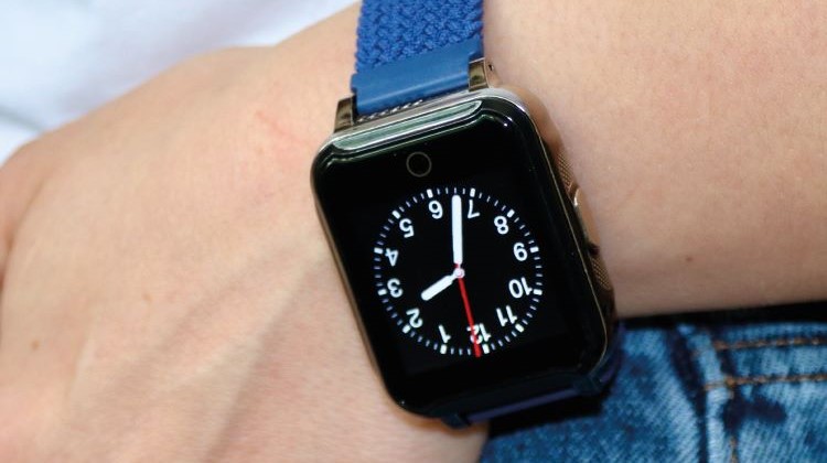 Sensorem GPSklocka med inbyggt trygghetslarm för seniorer och vid sjukdom. Enkel att använda. Klocka av standardmodell med blått kardborreband på arm