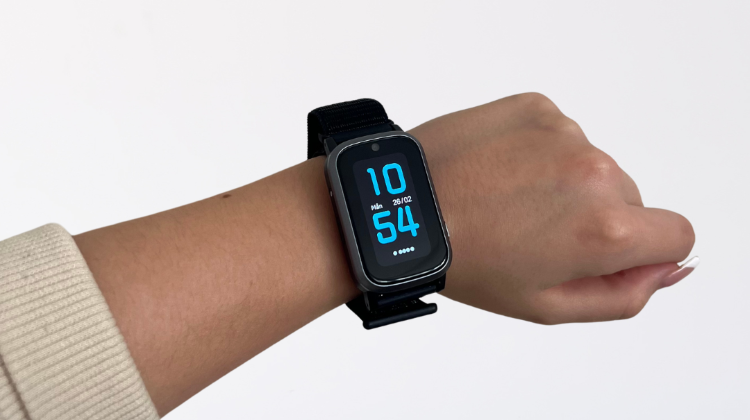 Sensorem GPSklocka med inbyggt trygghetslarm för seniorer och vid sjukdom. Enkel att använda. Smal modell på arm