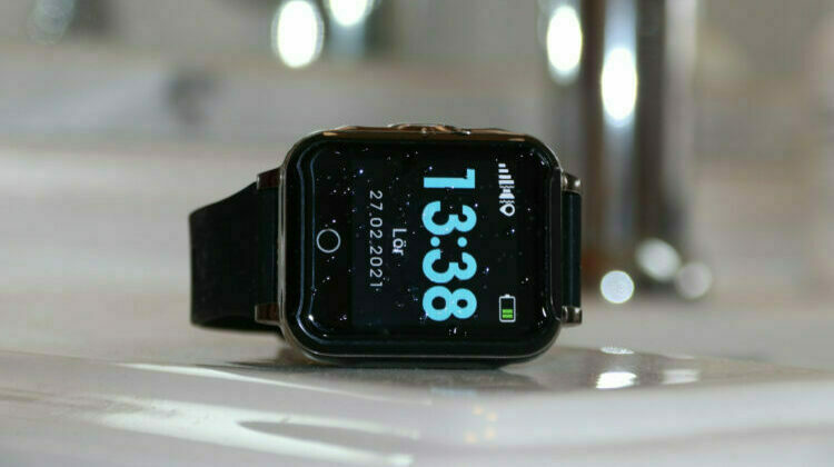 Sensorems smartklocka med larm som ökar trygghet och frihet för seniorer. Den är IP67 klassificerad och användaren kan tvätta händerna och duscha med klockan på