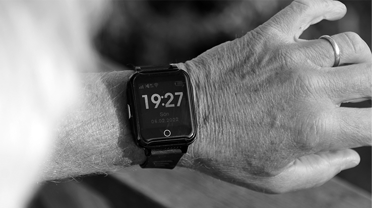 Kommunala larm har problem. Sensorems smartklocka med trygghetslarm ökar tryggheten utan hemtjänst vid stroke. Sensorems kundtjänst finns tillgänglig dygnet runt. Smartklocka på senior i bild