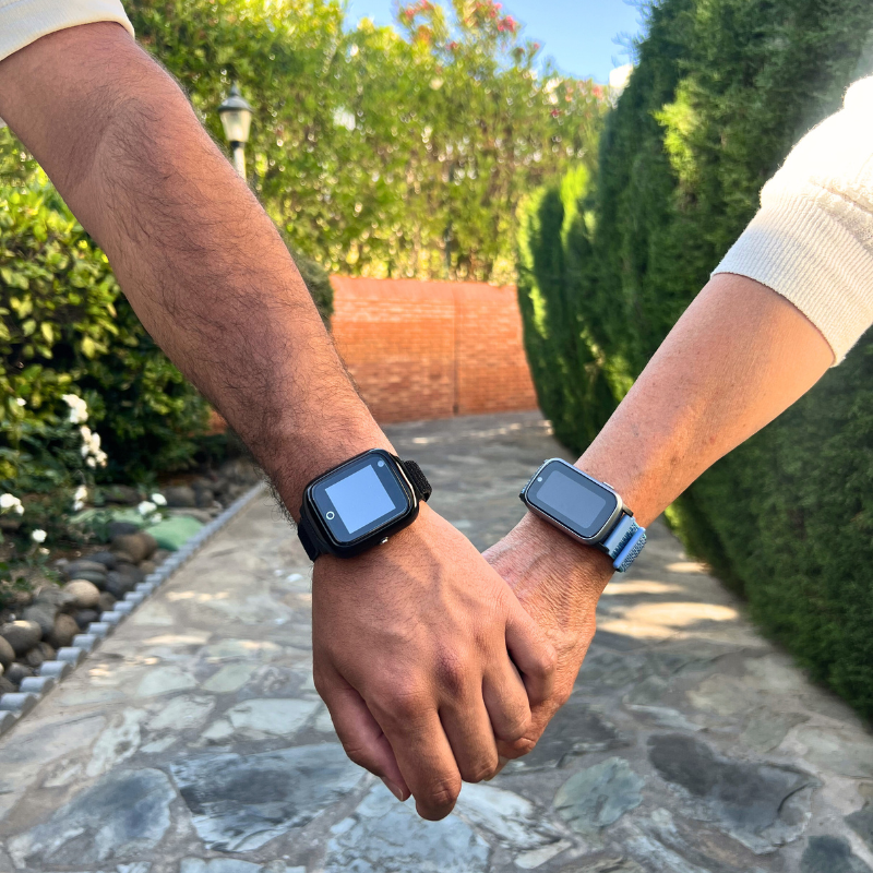 Sensorem_trygghetslarm_utomhus_senior_anhörig_håller_hand