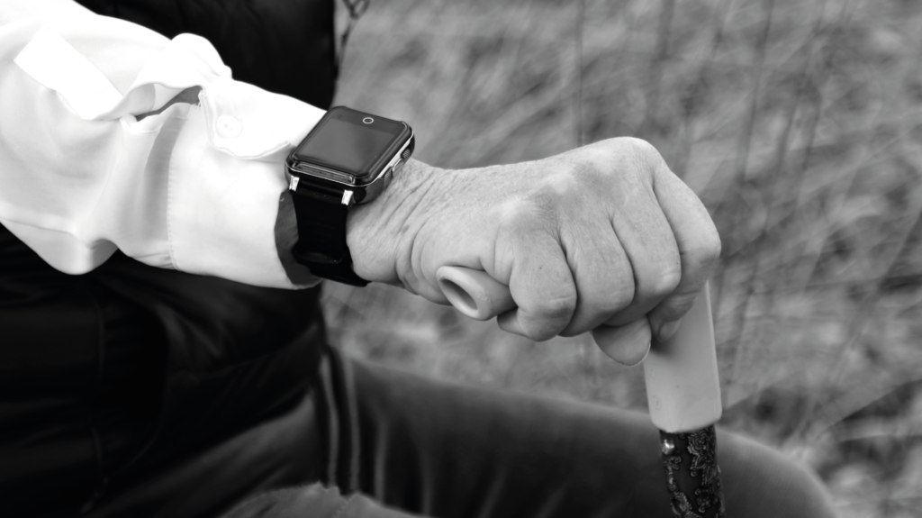 Sensorems smartklocka med trygghetslarm för äldre fungerar utan avtal om hemtjänst. Efter driftproblem av kommunala larm ökar behovet av Sensorems smartklocka. Bild på senior med smartklocka