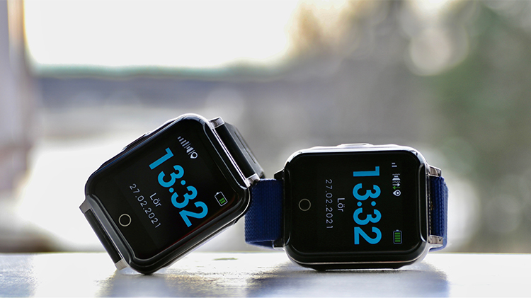 Sensorem ottaa 4 miljoonaa kruunua rahoitusta. Sensoremin älykello turvahälyttimellä. Kuvassa kaksi kelloa