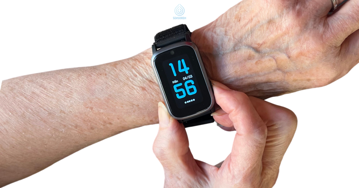 Sensorem GPSklocka med inbyggt trygghetslarm för seniorer och vid sjukdom. Enkel att använda. Smal modell