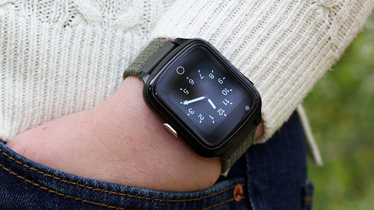 Sensoremin älykello turvahälyttimellä ja siihen liittyvällä sovelluksella raportissa Ruotsin televisiossa. Kädessä oleva älykello puserolla