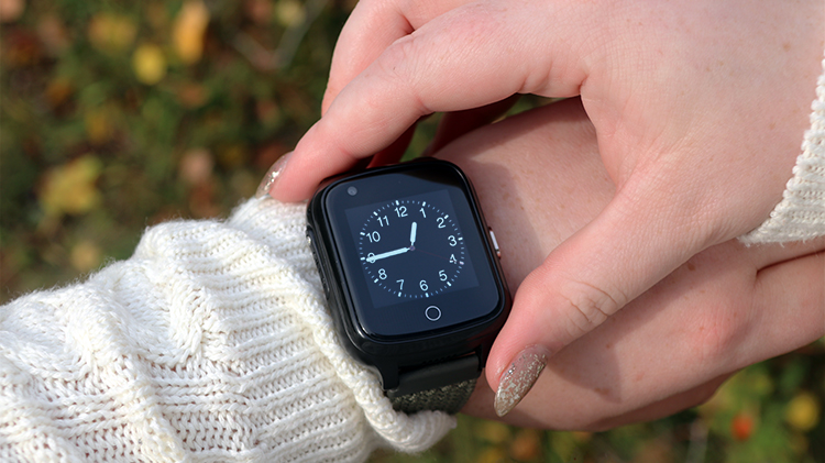Sensoremin älykello turvahälyttimellä lisää turvallisuutta ja toimii ulkona, ulkomailla ja kaikkialla. Kuva kellosta käsivarressa