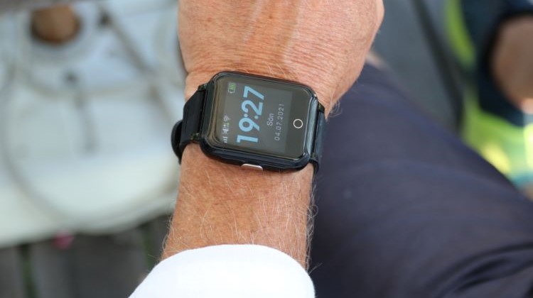 Sensorem turvahälytin käsivarressa. Hälytin toimii ulkona ja lomalla kaikkialla