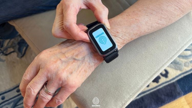 Sensorem GPS-kello sisäänrakennetulla turvahälyttimellä eläkeläisille ja sairauden varalta. Helppokäyttöinen. Ohut malli