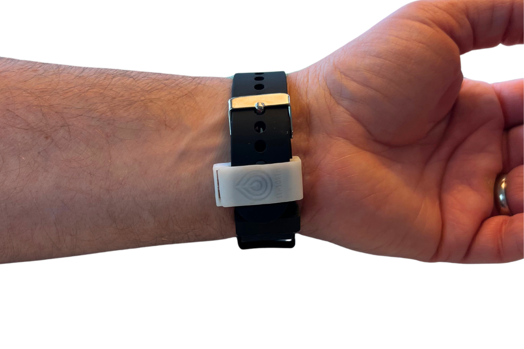 Sensorems smartklocka för seniorer på arm. Bild bakifrån av trygghetslarmet med svart armband