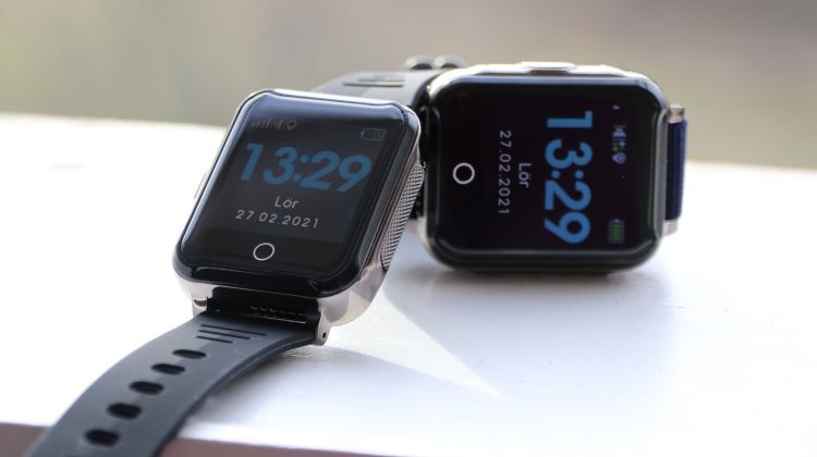 Sensorem GPS-kello sisäänrakennetulla turvahälyttimellä eläkeläisille ja sairauden varalta. Helppokäyttöinen. Kaksi vakiomallista kelloa, joissa musta silikoniranneke pöydällä