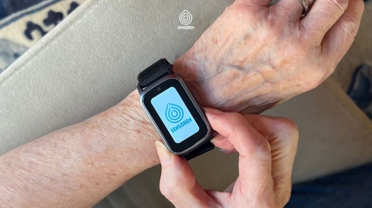 Sensorem turvahälytin GPS:llä vanhuksille. Kuva ohuesta hälytyskellosta seniorissa. Toimii ilman kotipalvelua