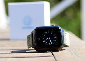 Sensoremin älykello turvahälyttimellä lisää turvallisuutta ympäri vuoden ja riippumatta siitä oletko sisällä, ulkona vai kesämökillä. Älykello ja pakkaus kuvassa