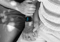 Sensorems smartklocka med trygghetslarm ökar tryggheten. Sensorems kundtjänst finns tillgänglig dygnet runt. Smartklocka på senior i bild