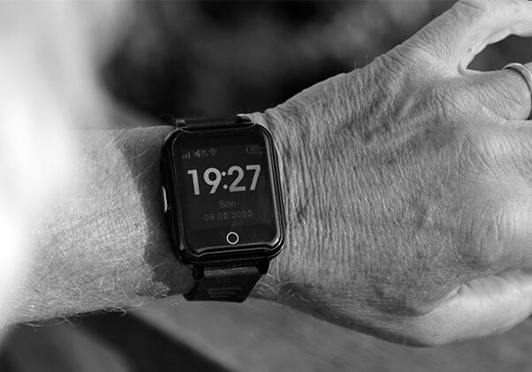 Kommunala larm har problem. Sensorems smartklocka med trygghetslarm ökar tryggheten utan hemtjänst vid stroke. Sensorems kundtjänst finns tillgänglig dygnet runt. Smartklocka på senior i bild