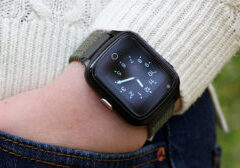 Sensorems smartklocka med trygghetslarm och tillhörande app i reportage i svensk television. Smartklocka på arm med tröja