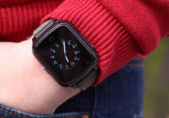 Sensorems smartklocka med trygghetslarm och tillhörande app. Bild av smartklocka på arm med röd tröja