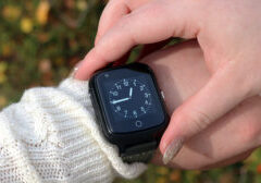 Sensorems smartklokke med trygghetsalarm øker sikkerheten og fungerer utendørs, i utlandet og overalt. Bilde av klokke på arm