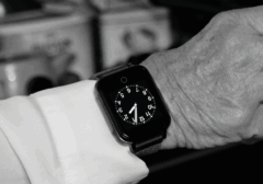 Sensorems smartklocka med trygghetslarm och gps ökar tryggheten för seniorer som ensamboende. Sensorems larmcentral är öppen hela dygnet alla dagar. Larmet kräver inte hemtjänst. Bild på senior med trygghetslarm