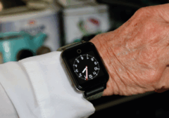 Sensorems smartklocka med trygghetslarm och gps ökar tryggheten för seniorer som ensamboende. Sensorems larmcentral är öppen hela dygnet alla dagar. Larmet kräver inte hemtjänst. Bild på senior med trygghetslarm