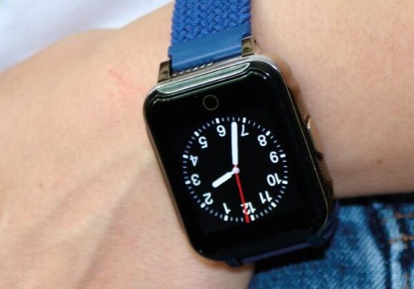 Sensorem GPSklocka med inbyggt trygghetslarm för seniorer och vid sjukdom. Enkel att använda. Klocka av standardmodell med blått kardborreband på arm