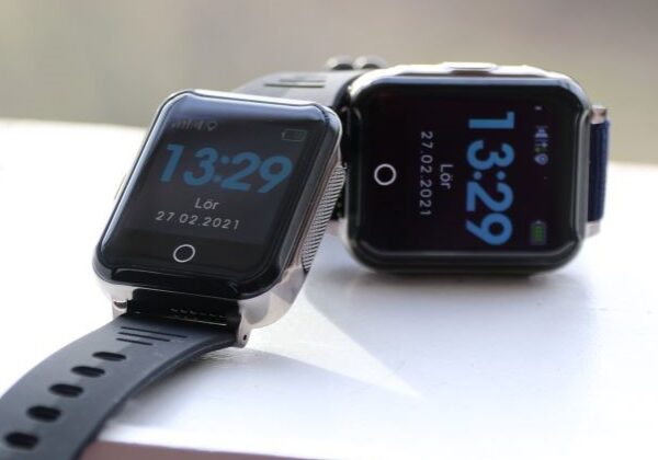 Sensorem GPS-klocka med inbyggt trygghetslarm för seniorer och vid sjukdom. Lätt att använda. Två klockor av standardmodell med svart silikonarmband på bordet