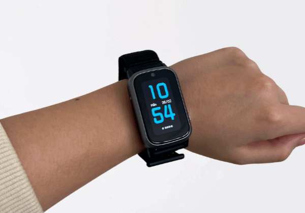 Sensorem GPSklocka med inbyggt trygghetslarm för seniorer och vid sjukdom. Enkel att använda. Smal modell på arm