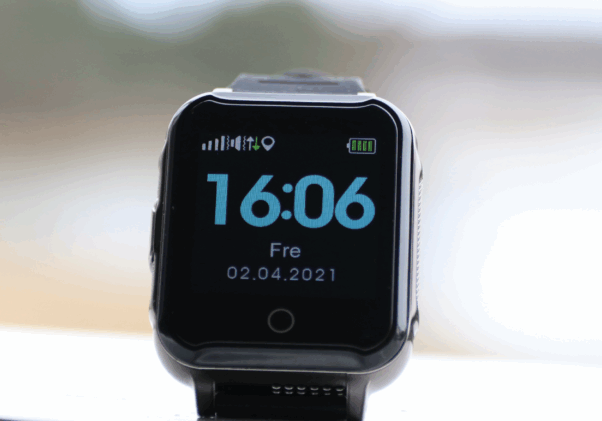 Sensoremin älykello turvahälyttimellä ja GPS:llä lisää eläkeläisten turvallisuutta. Sensoremin hälytyskeskus on avoinna 24/7. Kuva älykellosta turvahälyttimellä