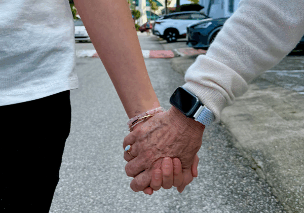 Sensorem_Trygghetslarm_Personlarm_livets_slutskede_håller handen