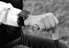 Sensoremin älykello turvahälyttimellä vanhuksille toimii ilman kotihoidon sopimusta. Kunnallishälyttimien toimintaongelmien jälkeen Sensoremin älykellon tarve kasvaa. Kuva seniorista älykellon kanssa