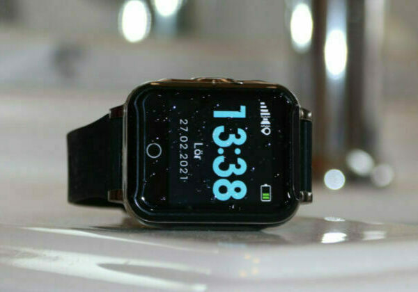 Sensorems smartklocka med larm som ökar trygghet och frihet för seniorer. Den är IP67 klassificerad och användaren kan tvätta händerna och duscha med klockan på