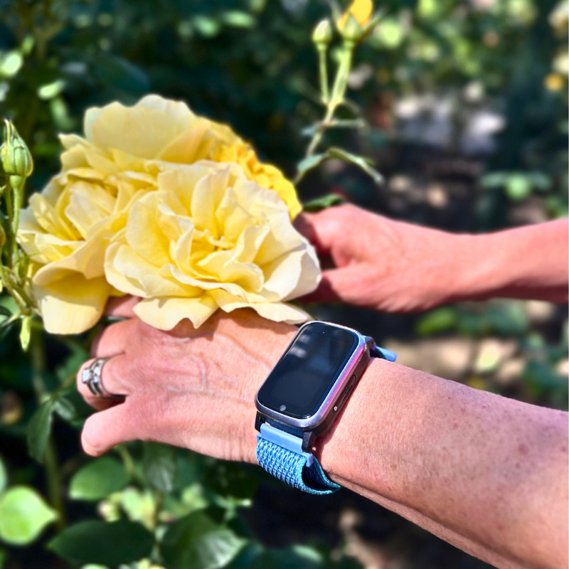 Sensorem_trygghetslarm_senior_utomhus_gula_rosor