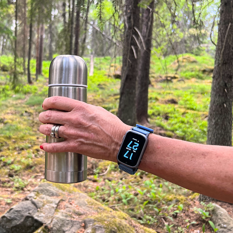 Sensorem_trygghetslarm_senior_utomhus_i_skogen_med_thermos