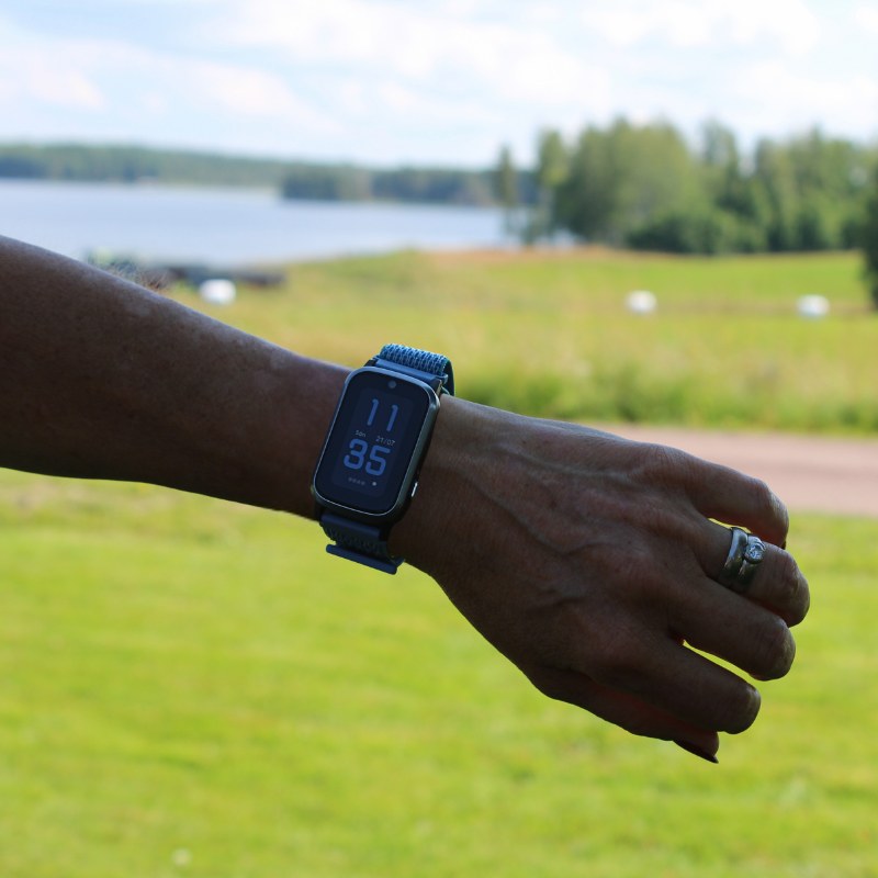 Sensorem_trygghetslarm_senior_utomhus_på_handled