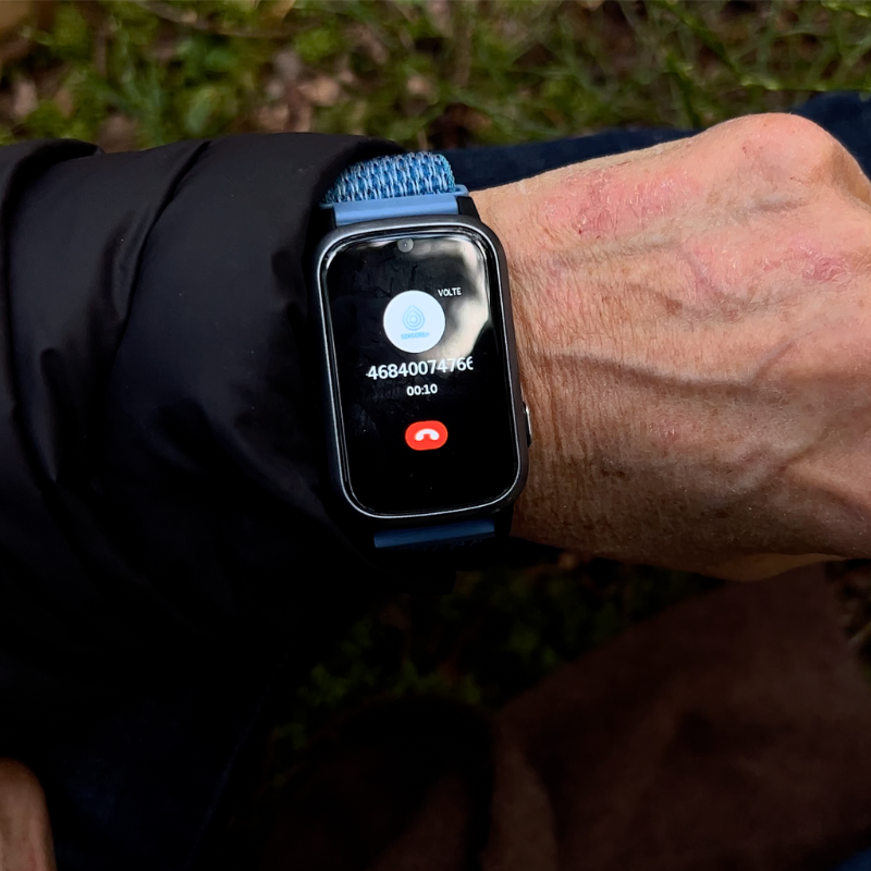 Sensorem_trygghetslarm_senior_utomhus_smartklockan_ringer