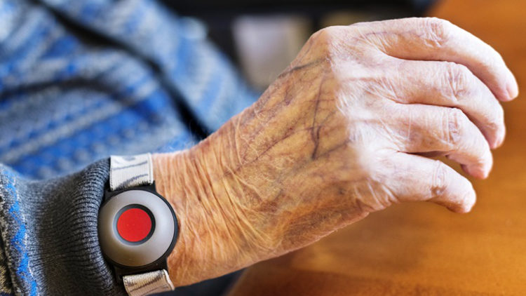 Sensorem turvahälytin. Älykello. Puhelimen kaiutin. Toimii ilman kotipalvelua. Sensorem tarjoaa paremman ratkaisun kuin kunnalliset turvahälyttimet. Kuvassa kunnallinen hälytin seniorin käsivarressa